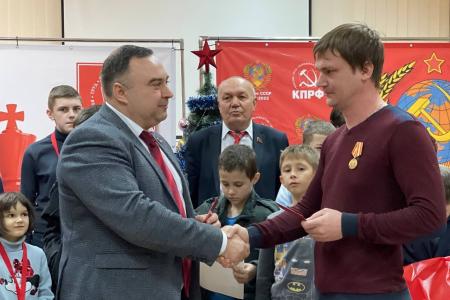 В Крымском республиканском отделении КПРФ прошел праздничный шахматный турнир «Красная ладья»