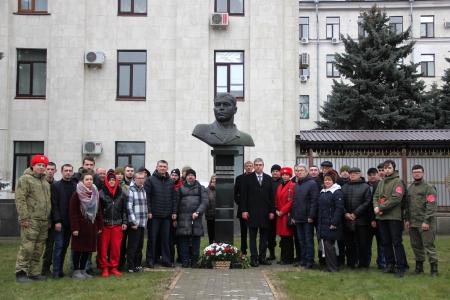 Луганская Народная Республика. Активисты КПРФ почтили память коммуниста, Главы ЛНР Валерия Болотова
