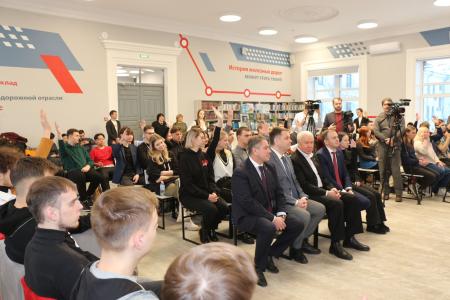 Кандидат в Президенты от КПРФ Николай Харитонов завершил рабочую поездку в Хабаровский край посещением Дальневосточного государственного университета путей сообщения
