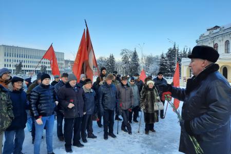 Тамбовские коммунисты возложили цветы к памятнику В.и. Ленину