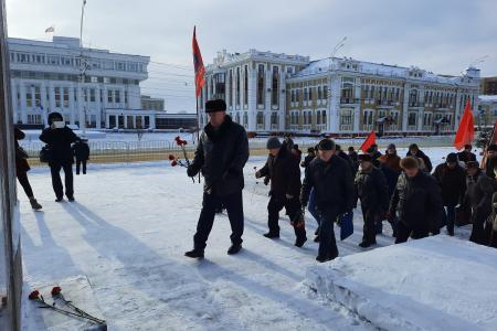 Тамбовские коммунисты возложили цветы к памятнику В.и. Ленину