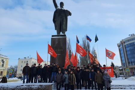 Тамбовские коммунисты возложили цветы к памятнику В.и. Ленину