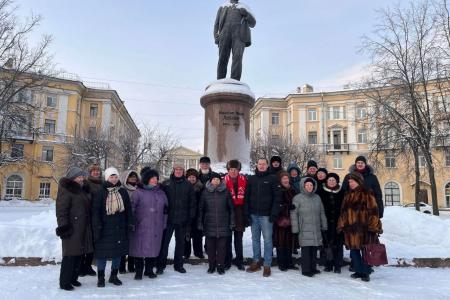 В районах города трёх революций состоялись мероприятия в память о Ленине