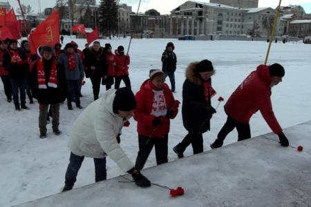 Саратовские коммунисты почтили память В.И Ленина