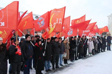 Пензенские коммунисты вместе с союзниками возложили цветы к памятнику В.И. Ленину
