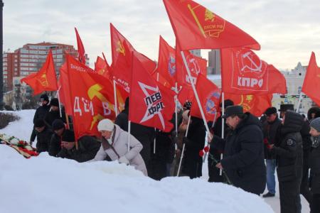 Пензенские коммунисты вместе с союзниками возложили цветы к памятнику В.И. Ленину
