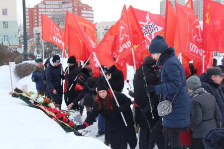 Пензенские коммунисты вместе с союзниками возложили цветы к памятнику В.И. Ленину