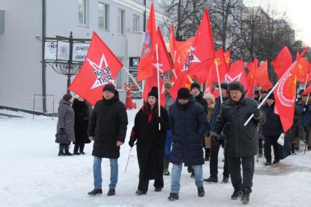 Пензенские коммунисты вместе с союзниками возложили цветы к памятнику В.И. Ленину