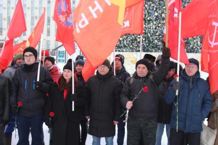 Пензенские коммунисты вместе с союзниками возложили цветы к памятнику В.И. Ленину