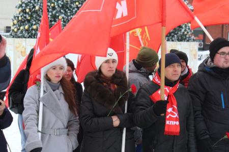 Пензенские коммунисты вместе с союзниками возложили цветы к памятнику В.И. Ленину