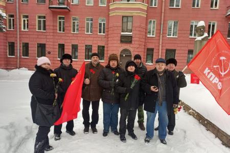 В районах города трёх революций состоялись мероприятия в память о Ленине