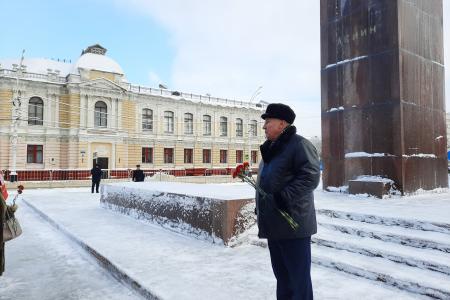 Тамбовские коммунисты возложили цветы к памятнику В.и. Ленину