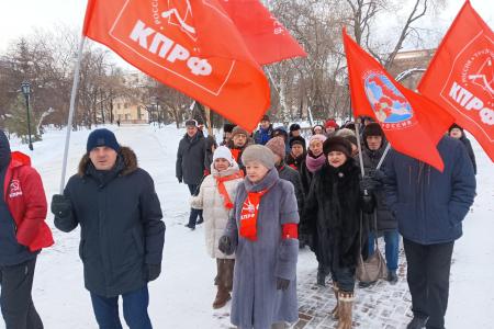 В день столетия памяти В.И. Ленина тюменские коммунисты возложили цветы к памятнику вождю
