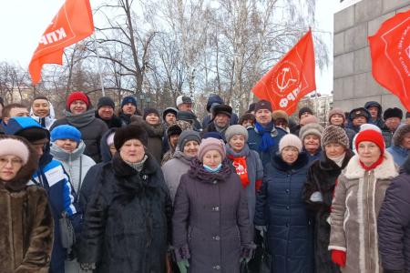 В день столетия памяти В.И. Ленина тюменские коммунисты возложили цветы к памятнику вождю