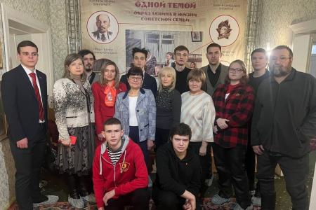 Самарский ОК КПРФ и комсомольцы приняли участие в открытии выставки ко дню памяти В.И. Ленина