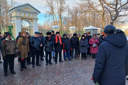 Санкт-Петербург. Коммунисты возложили цветы к памятнику Ленину у Смольного