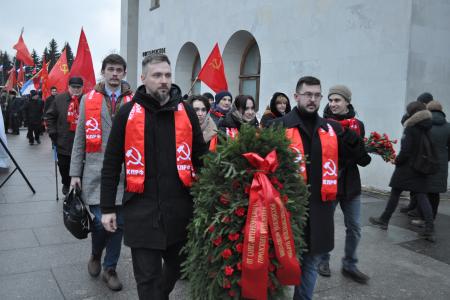 Санкт-Петербург. Коммунисты и сторонники партии провели торжественно-траурное мероприятие на Пискаревском мемориальном кладбище
