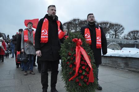 Санкт-Петербург. Коммунисты и сторонники партии провели торжественно-траурное мероприятие на Пискаревском мемориальном кладбище