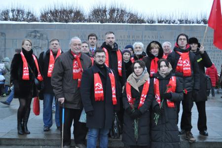 Санкт-Петербург. Коммунисты и сторонники партии провели торжественно-траурное мероприятие на Пискаревском мемориальном кладбище