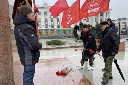 Коммунисты Крыма отдали дань уважения Вождю пролетариата