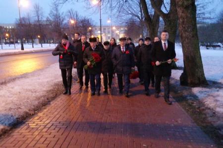 Делегация ЦК КПРФ возложила цветы к памятнику В.И. Ленину у здания Смольного