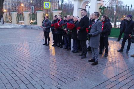 Делегация ЦК КПРФ возложила цветы к памятнику В.И. Ленину у здания Смольного