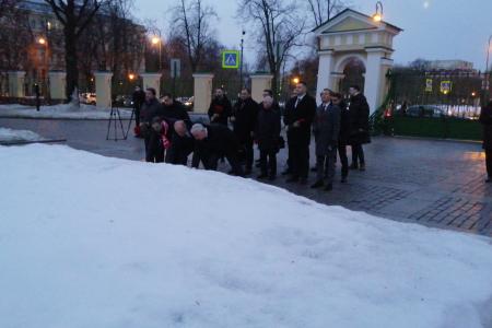 Делегация ЦК КПРФ возложила цветы к памятнику В.И. Ленину у здания Смольного
