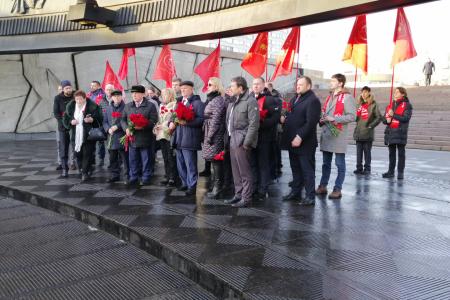 Делегация ЦК КПРФ возложила цветы к Монументу Героическим защитникам Ленинграда
