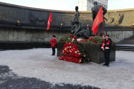 Делегация ЦК КПРФ возложила цветы к Монументу Героическим защитникам Ленинграда