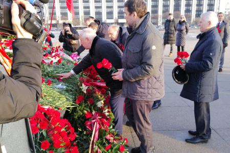 Делегация ЦК КПРФ возложила цветы к Монументу Героическим защитникам Ленинграда