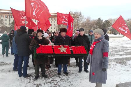 В день столетия памяти В.И. Ленина тюменские коммунисты возложили цветы к памятнику вождю