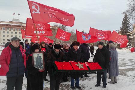 В день столетия памяти В.И. Ленина тюменские коммунисты возложили цветы к памятнику вождю