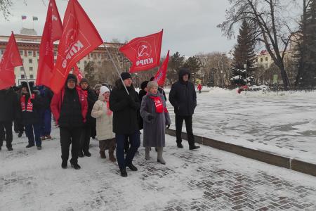 В день столетия памяти В.И. Ленина тюменские коммунисты возложили цветы к памятнику вождю