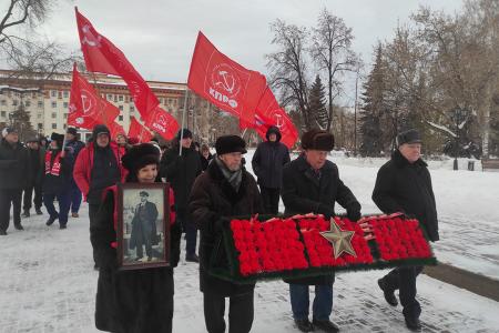 В день столетия памяти В.И. Ленина тюменские коммунисты возложили цветы к памятнику вождю
