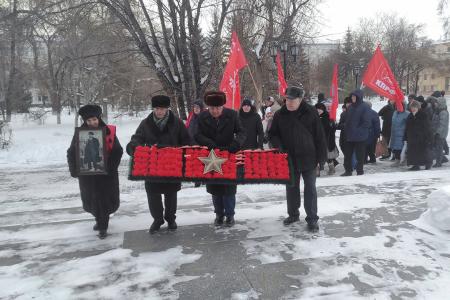 В день столетия памяти В.И. Ленина тюменские коммунисты возложили цветы к памятнику вождю