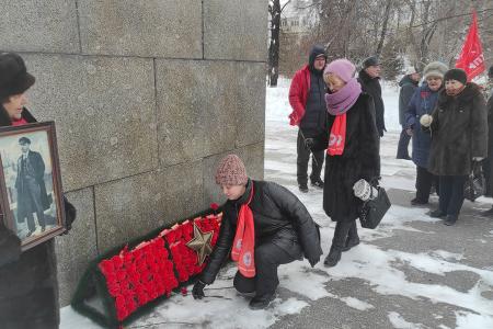 В день столетия памяти В.И. Ленина тюменские коммунисты возложили цветы к памятнику вождю