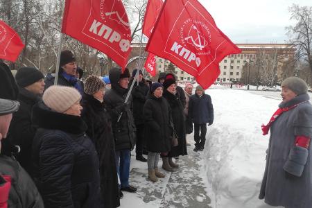 В день столетия памяти В.И. Ленина тюменские коммунисты возложили цветы к памятнику вождю