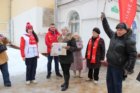 Калужские коммунисты организовали автопробег в честь освобождения города от немецко-фашистских захватчиков
