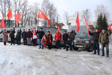 Калужские коммунисты организовали автопробег в честь освобождения города от немецко-фашистских захватчиков