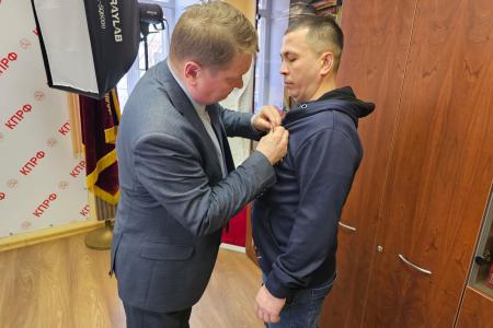 Первый секретарь Нижегородского обкома КПРФ Владислав Егоров вручил памятную медаль, посвященную 80-летию битвы за Донбасс в годы Великой Отечественной войны, нижегородцу Д.А. Калёнову
