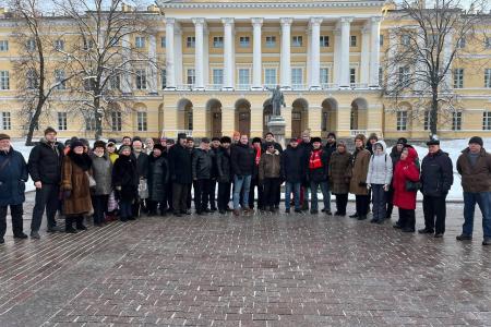 Санкт-Петербург. Коммунисты возложили цветы к памятнику Ленину у Смольного