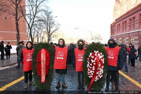 В 100-летнюю годовщину со дня кончины Владимира Ильича Ленина состоялось возложение венков и цветов к Мавзолею на Красной Площади