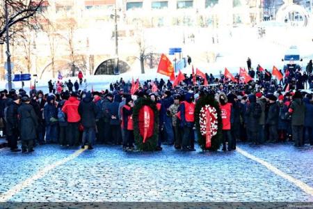 В 100-летнюю годовщину со дня кончины Владимира Ильича Ленина состоялось возложение венков и цветов к Мавзолею на Красной Площади