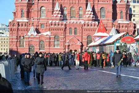 В 100-летнюю годовщину со дня кончины Владимира Ильича Ленина состоялось возложение венков и цветов к Мавзолею на Красной Площади