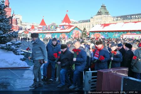 В 100-летнюю годовщину со дня кончины Владимира Ильича Ленина состоялось возложение венков и цветов к Мавзолею на Красной Площади