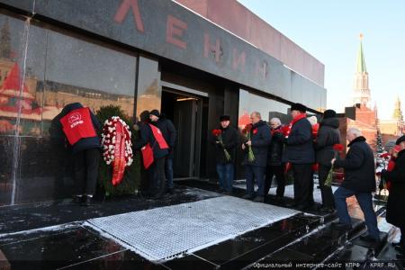 В 100-летнюю годовщину со дня кончины Владимира Ильича Ленина состоялось возложение венков и цветов к Мавзолею на Красной Площади