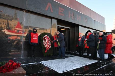 В 100-летнюю годовщину со дня кончины Владимира Ильича Ленина состоялось возложение венков и цветов к Мавзолею на Красной Площади