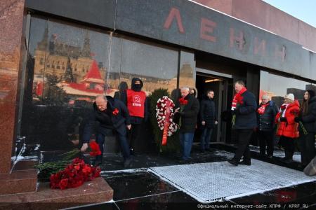 В 100-летнюю годовщину со дня кончины Владимира Ильича Ленина состоялось возложение венков и цветов к Мавзолею на Красной Площади
