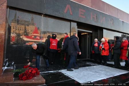 В 100-летнюю годовщину со дня кончины Владимира Ильича Ленина состоялось возложение венков и цветов к Мавзолею на Красной Площади