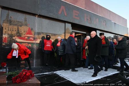 В 100-летнюю годовщину со дня кончины Владимира Ильича Ленина состоялось возложение венков и цветов к Мавзолею на Красной Площади
